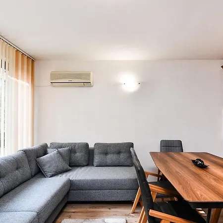 Cozy 2 Bedroom In Varna