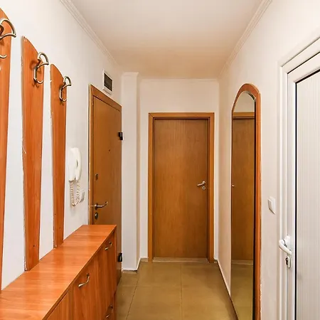 Cozy 2 Bedroom In Varna