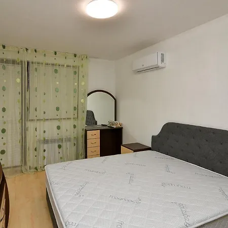 Cozy 2 Bedroom In Varna